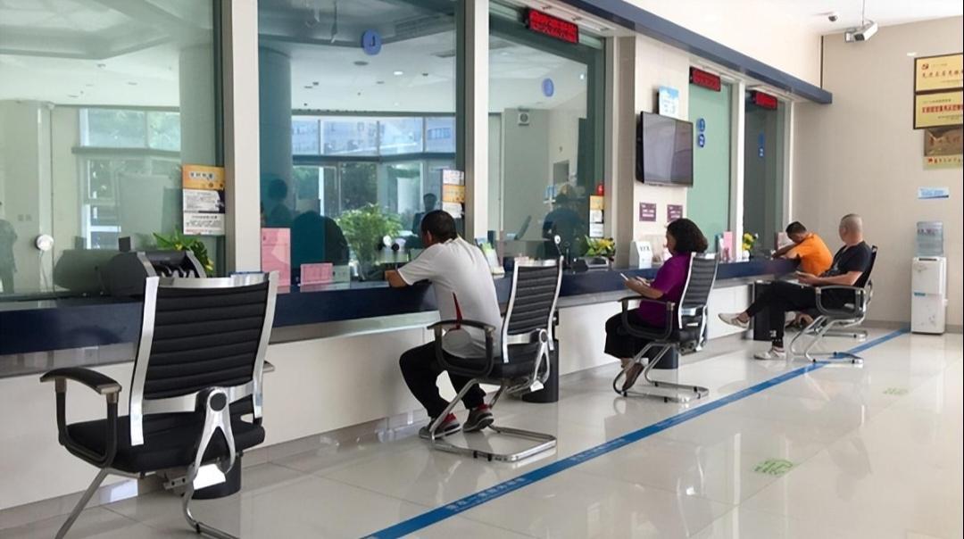 银行降息对个人理财有何影响？银行降息对个人理财影响可不小。降息后，银行存款利率