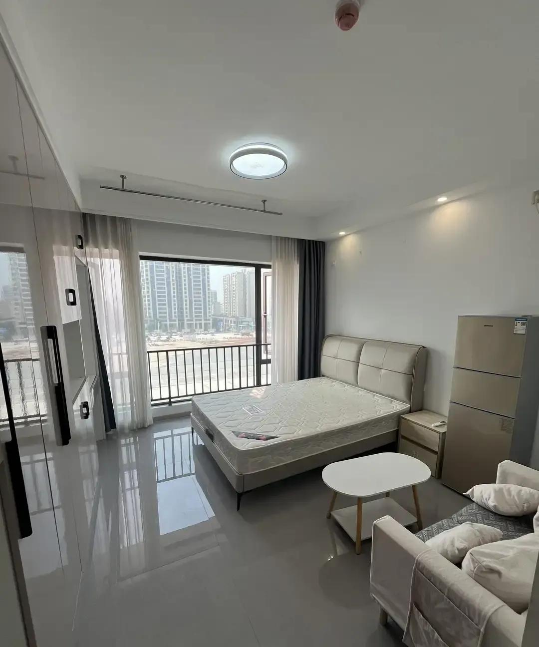 女生婚前爸妈给买了套小公寓，婚后老公和婆婆从去年底开始轮番劝她卖掉，说拿房款换大