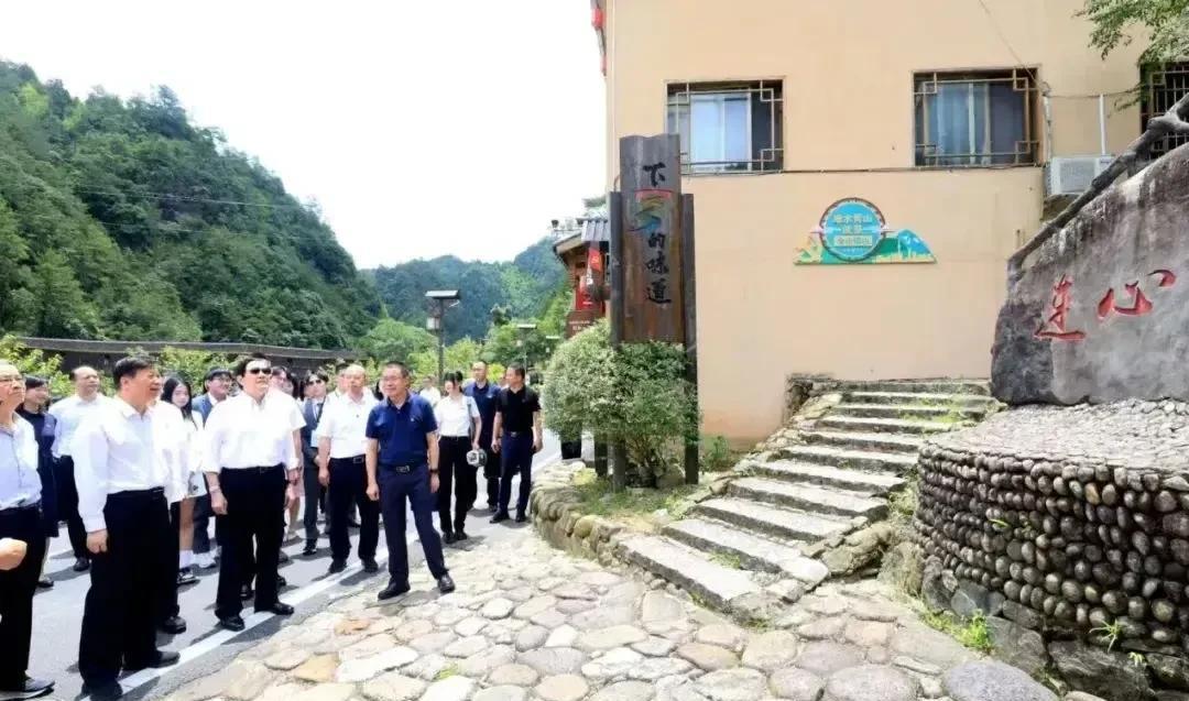 我发现马英九卸任后胆识勇气都长进了很多，他不仅亲身来访，还参观了大陆新农村建设，