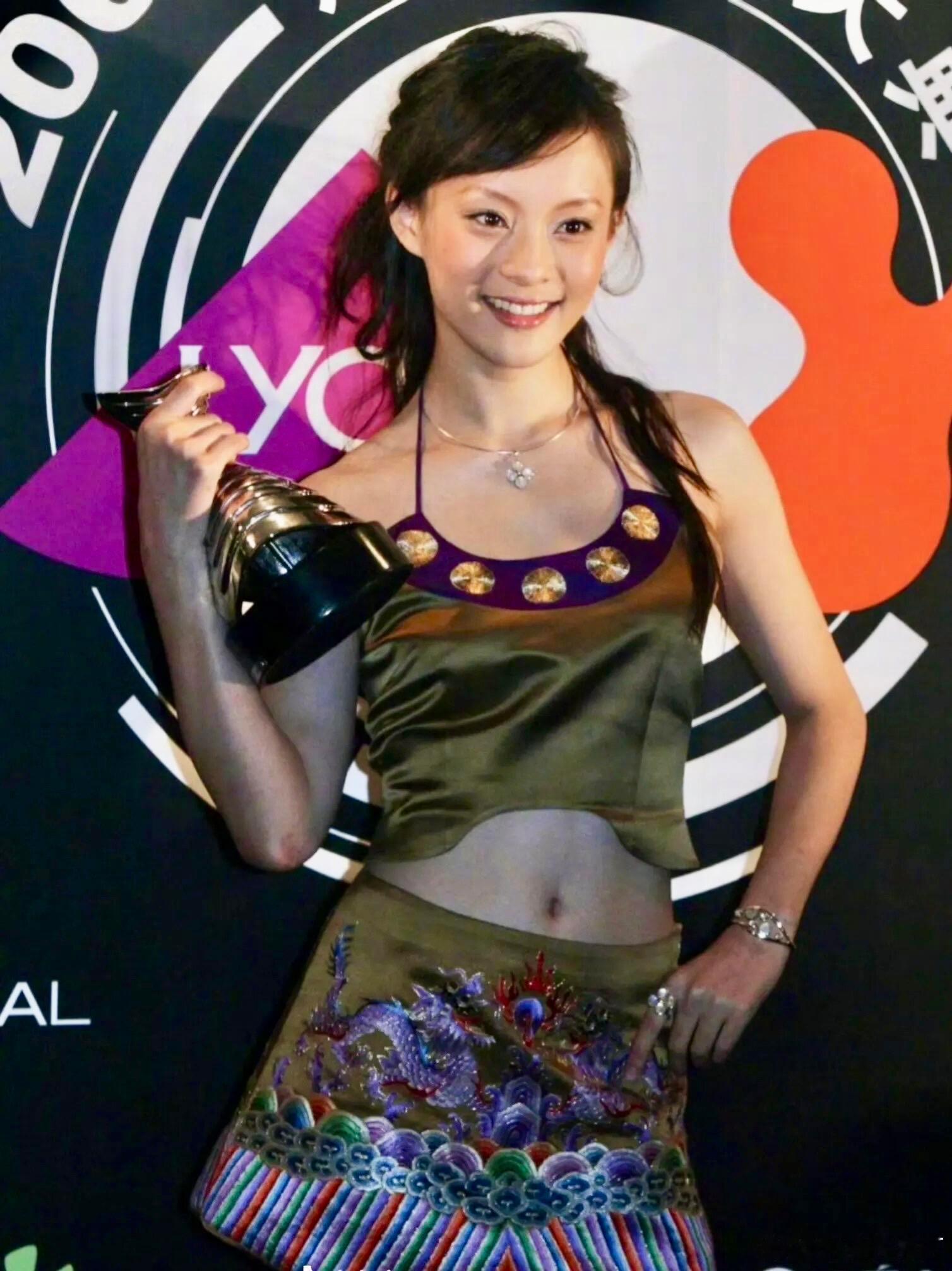 2004年明星红毯，来自千禧年的时尚气息，自信、灵气、真实。没高定、没美颜、活人