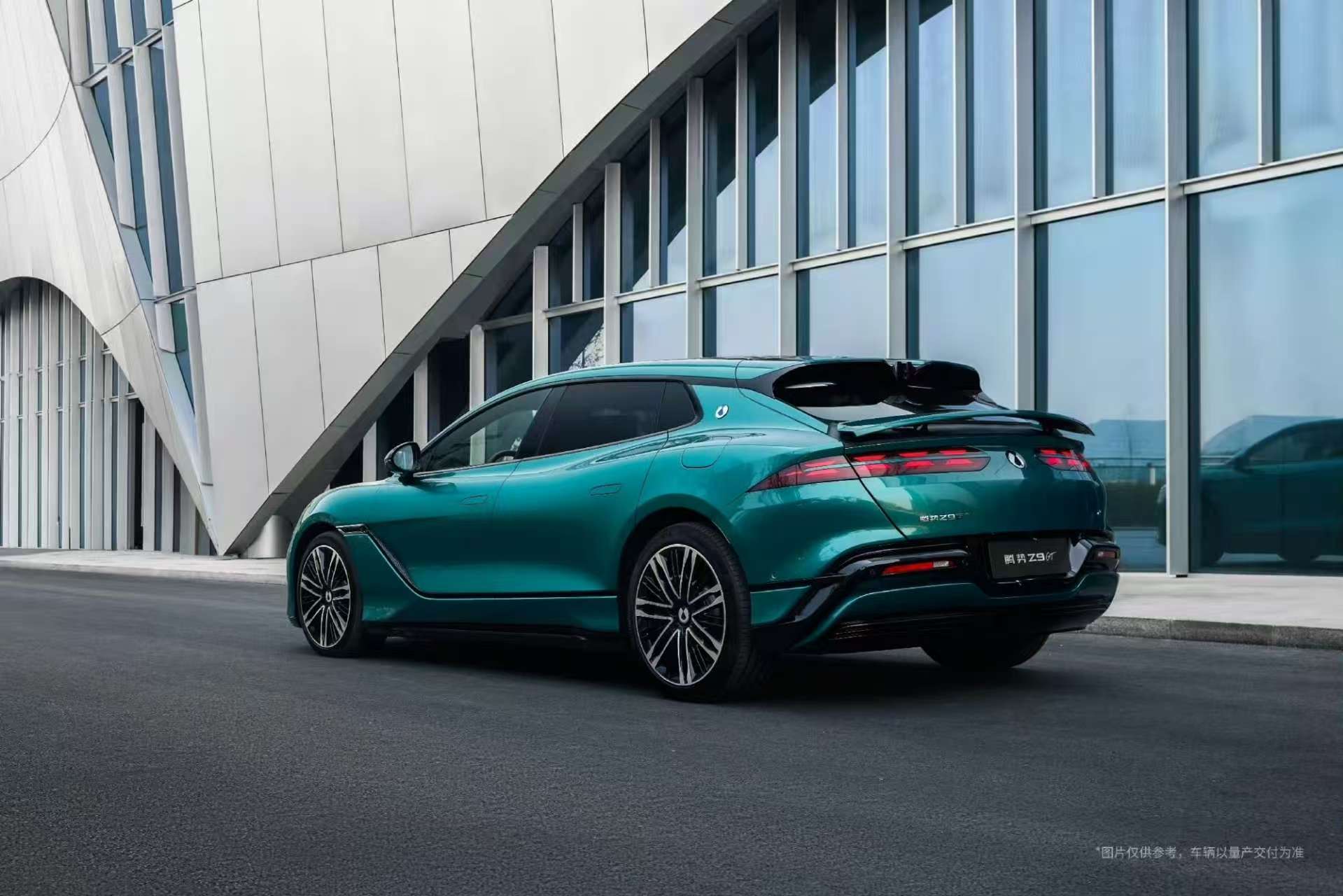 腾势Z9GT这次直接把CLTC纯电续航干到了1036km，是目前全球纯电续航最长