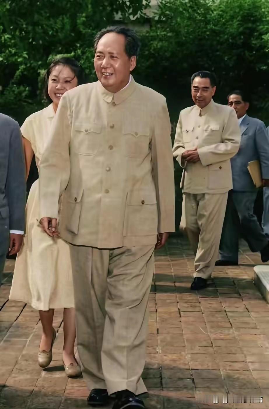 伟大领袖毛主席，指引我们向前进[