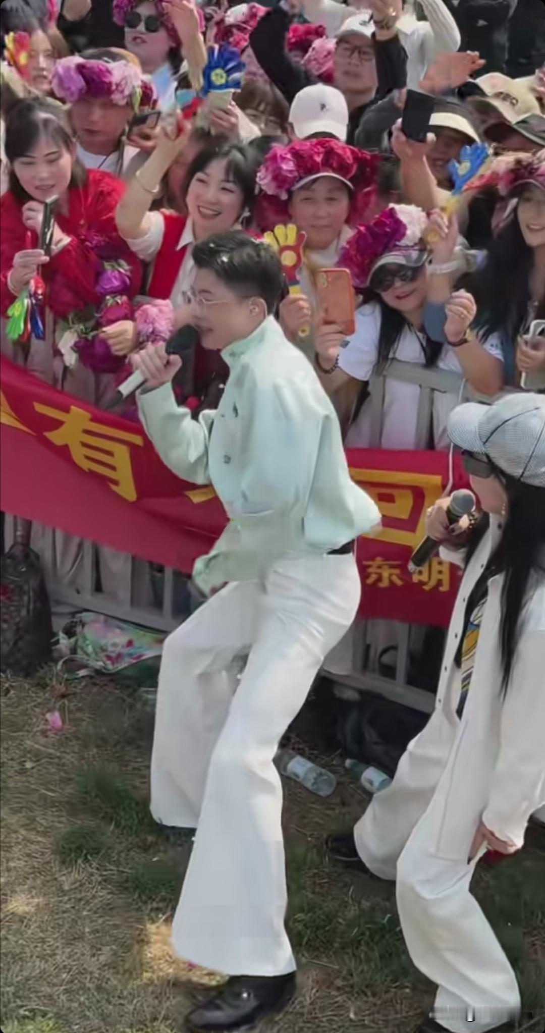 为什么说郭有才是山东菏泽骄傲？农村娃，小时候家里穷，10岁没了妈，十几岁就出来打