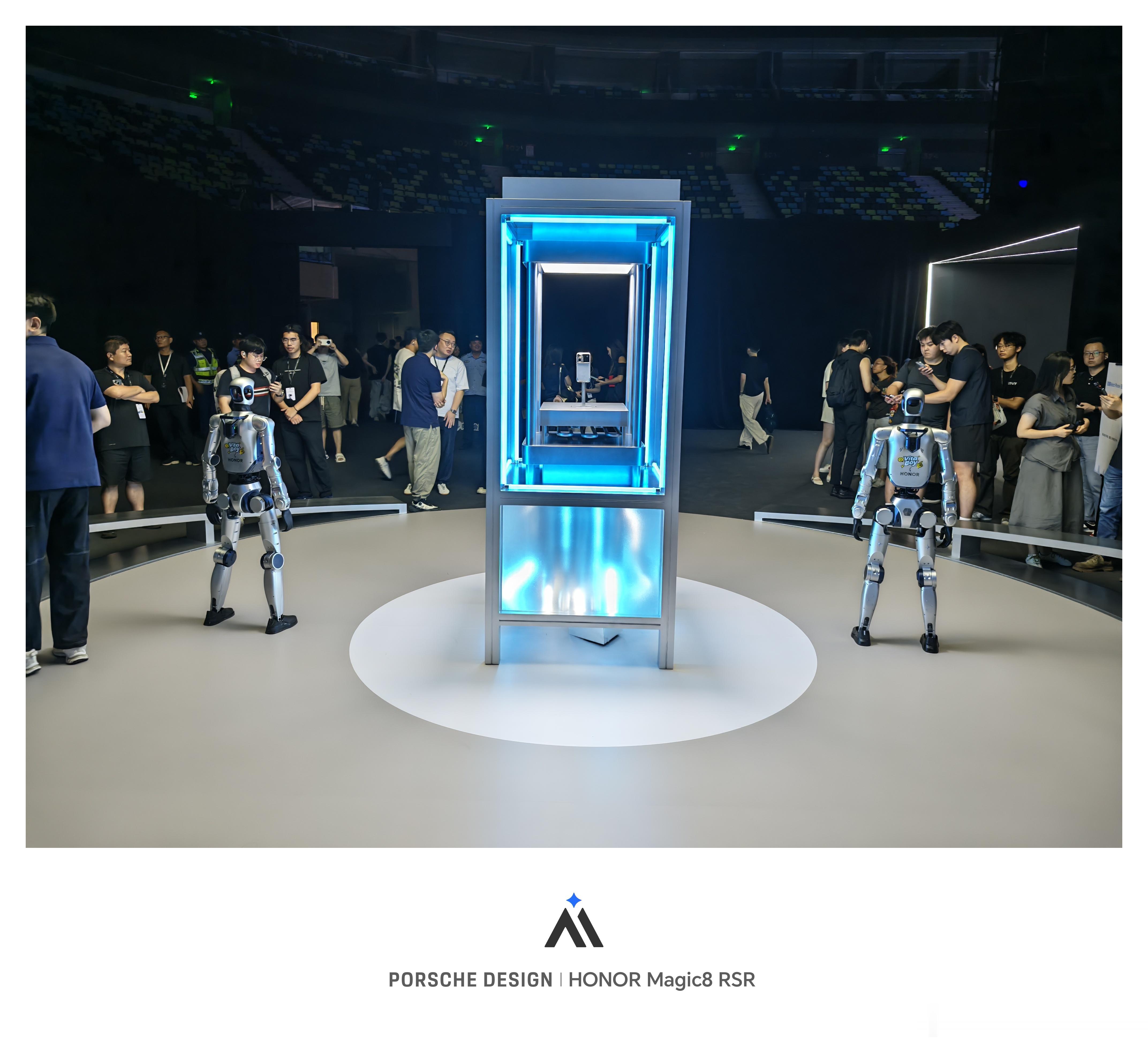 wow，荣耀发布会现场，和陈震用荣耀RobotPhone拍合影了！这你受得了嘛