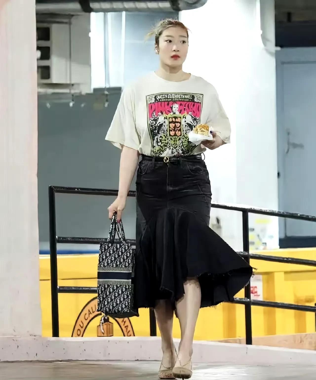 这是女篮球员李梦日常出行的一张生活照。照片中的李梦高壮的身材，配上大气的长相，