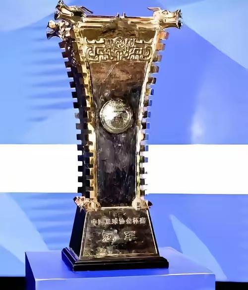 本年度最疯狂的赛事，当属昨晚的足协杯的决赛。从社会的轰动效益来说，昨晚的足协杯