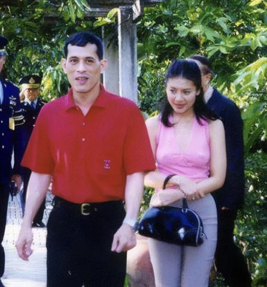 爱江山更爱美人。艳光四射、体态婀娜的西拉米在身旁，泰王玛哈也激情荡漾，心花怒放