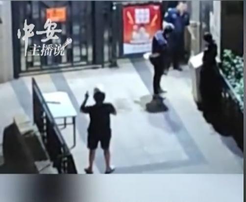 6月25日杭州网报道，深圳一骑手连续两晚在小区门口喊话维权，控诉用户吃完96元外