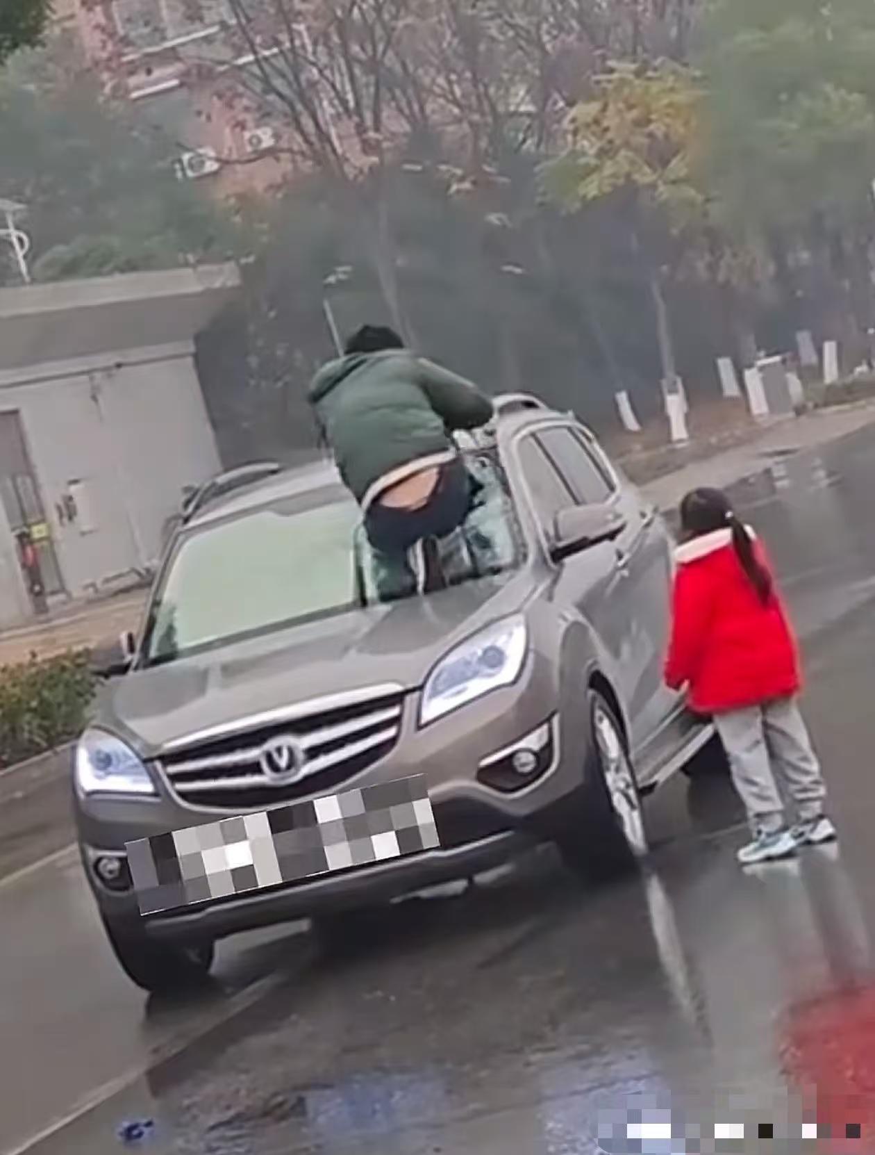 湖北，大马路上发生令人惊险的一幕，男子骑着一辆摩托车，将其拦截，并爬上车头，猛砸