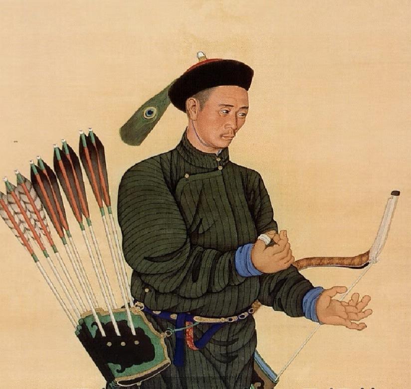 这就是清代绘画中的扳指。古代拉弓搭箭时，弓弦会猛勒手指，硬质扳指抵住弓弦，避免皮