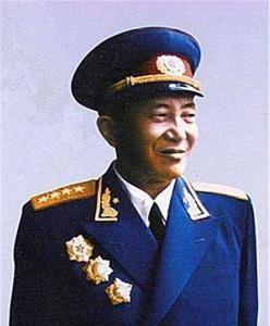 1960年，总参谋长罗瑞卿大将正在办公，秘书进门报告：“余部长来了，请您帮忙，空