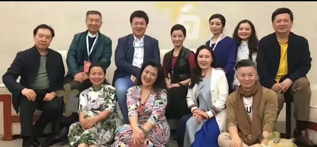 后排就认得出男歌唱家刘辉，气色盈和的吕继宏，明眸善睐的宋祖英，疏眉朗目的郁钧剑。