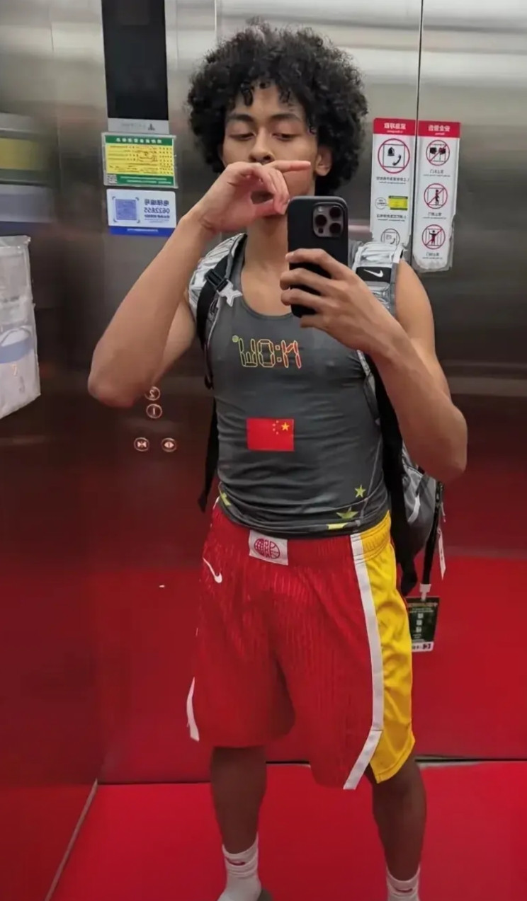 世青赛打完了，曲绍斌不用急着辞职，当务之急是给郭士强打电话，把朱正送到国家队去。