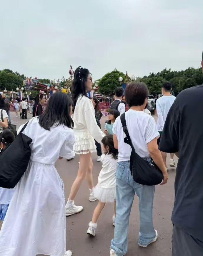 奚梦瑶，女儿的腿也好长​​​