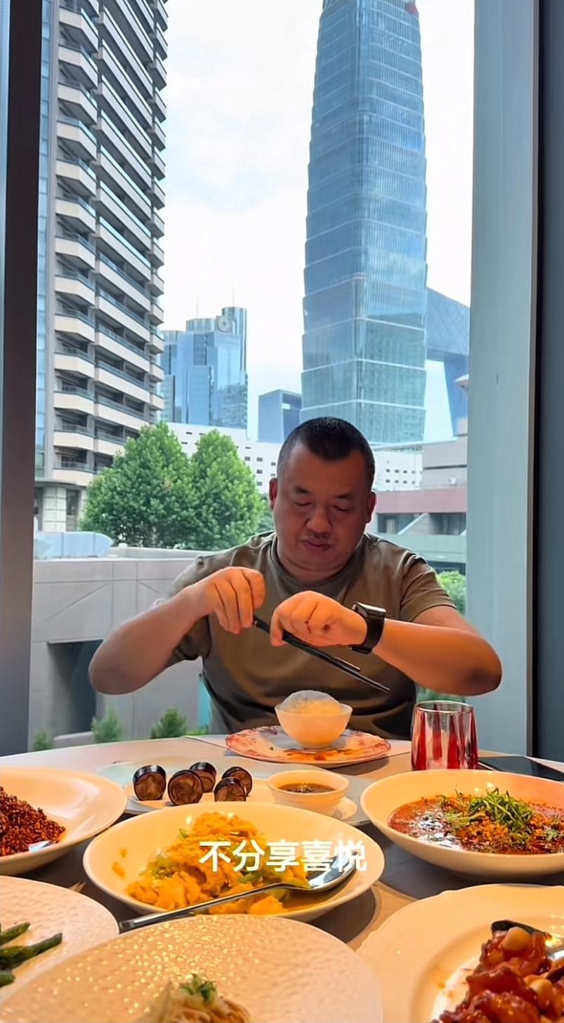 北京坤哥的午餐过分了，这顿饭得1500块钱。一个人点了这么多菜，肯定也吃不了，最