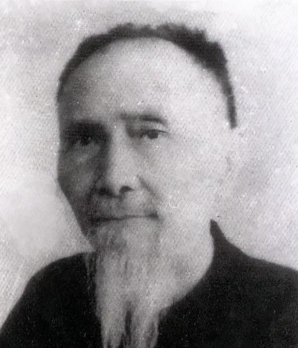 1935年，日本军官土肥原见大侠杜心五誓死不从，决定公开杀掉。土肥原的皮靴踩