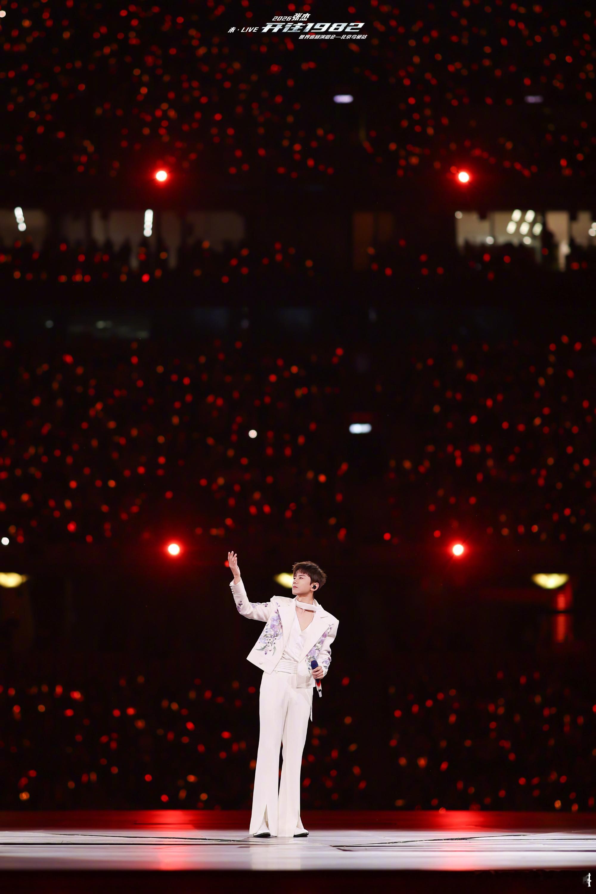 张杰鸟巢工作人员有四百多人四百人幕后团队坐镇张杰鸟巢演唱会，阵容规格直接领跑华语