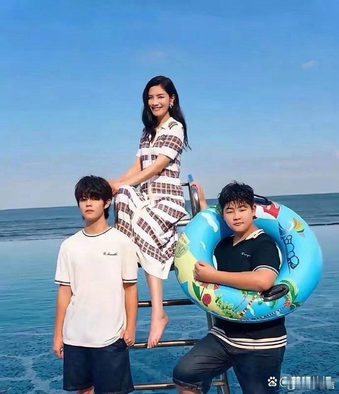 49岁胡可带俩儿子拍杂志。安吉也太帅了，小鱼儿依然胖但长高了