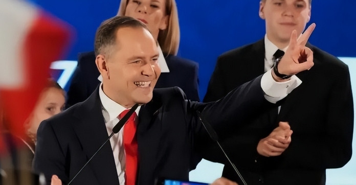 特朗普拒赴北京阅兵暗藏三重棋局：美波密会撬动欧洲，中美俄大三角博弈再升级