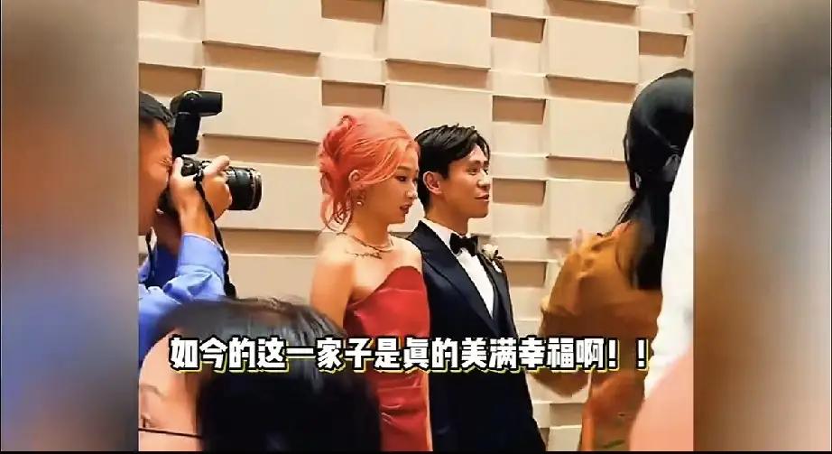 【刘欢女儿刘一丝结婚:大龄剩女逆袭幸福,网友感慨人生的奇妙转折】曾几何时,刘