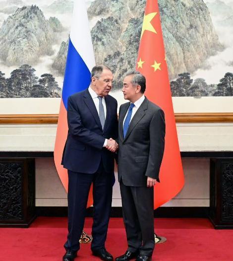 中国和俄罗斯谈妥了 4月14日，中国外交部长王毅在北京同来华访问的俄罗