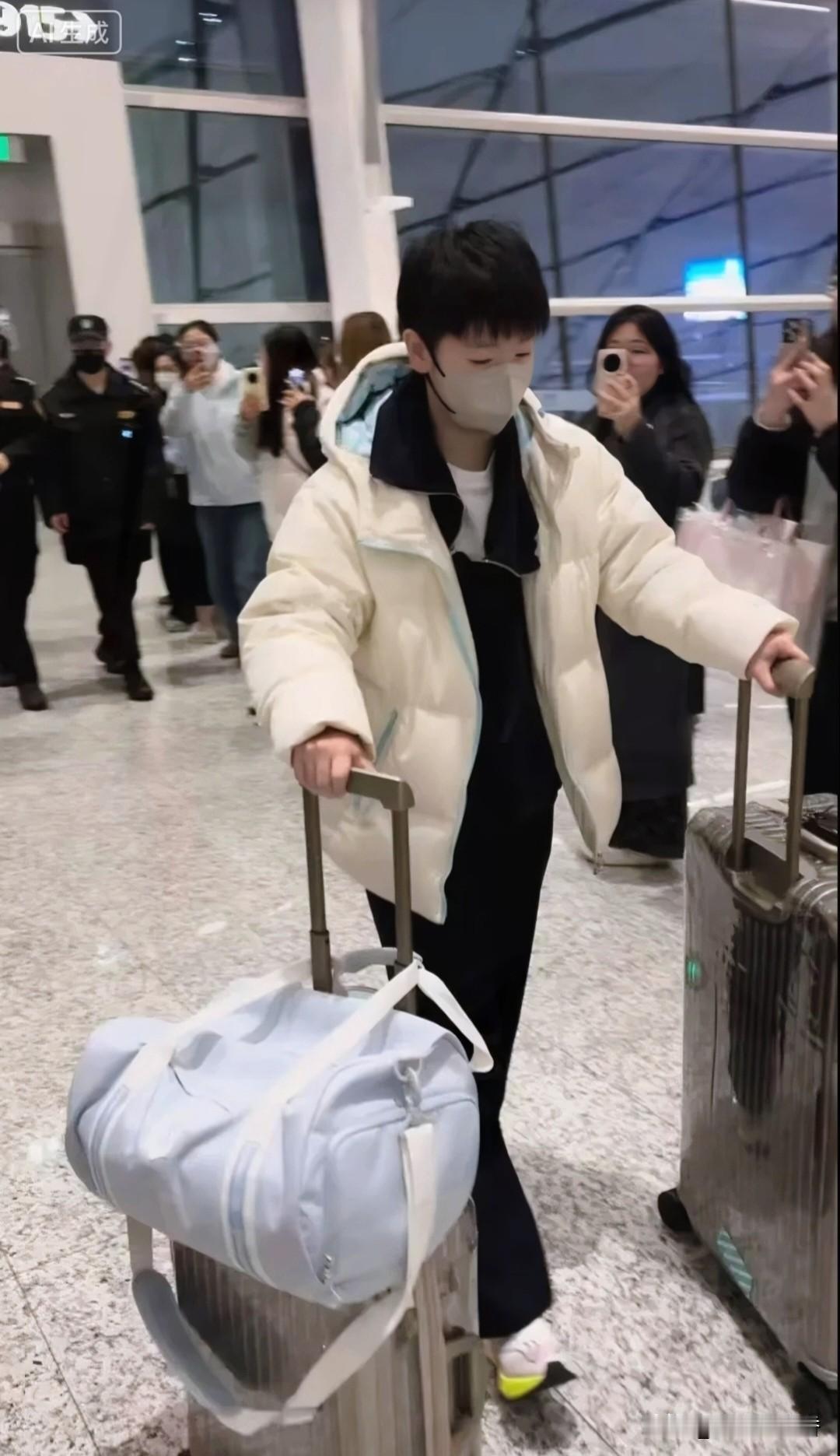 孙颖莎带货力太绝！香港WTT之行，外套售罄口罩被扒，裤子品牌实锤✨孙颖