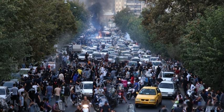 伊朗内部乱了！大批民众上街头，哈梅内伊被催下台，巴列维想回归，一个社会把一个人当