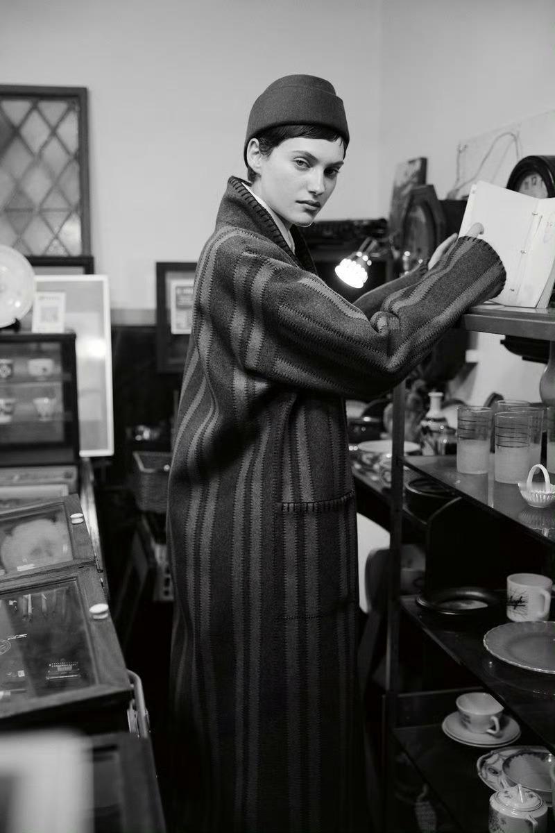 模特GretaHofer波兰版《VOGUE》2025年11月刊封面摄影：Ina