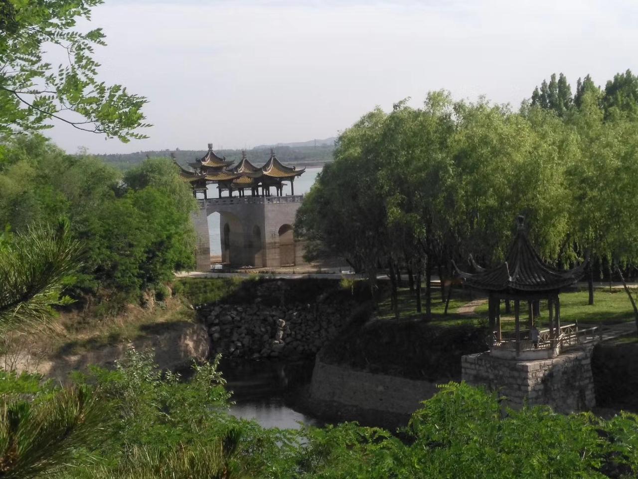 河北邢台岐山湖藏着一处江南同款美景，复刻了扬州五亭桥的韵味。春日里亭台映水，柳丝