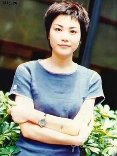 王菲和俞飞鸿被称为“双生花“的核心原因是因为；她们的外型，素颜和简约穿搭极易