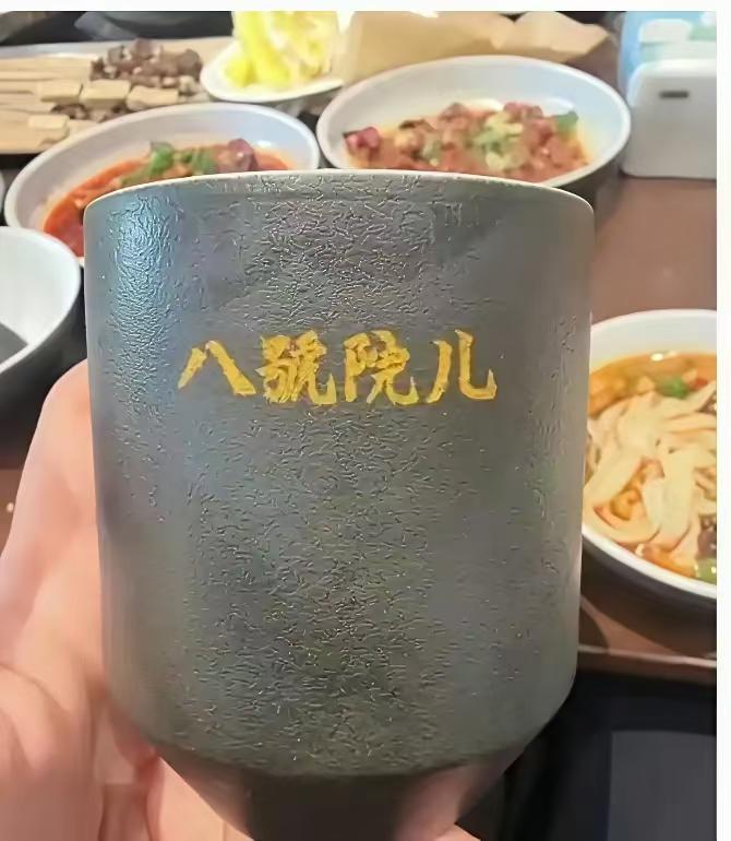 文章在上海开了一家陕西风味餐厅。八号院儿，是怀念与大八岁的前妻马伊琍吧。有哪个