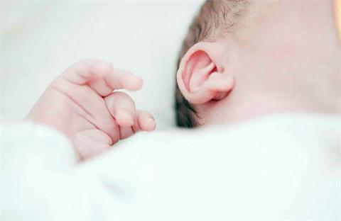 孩子睡觉老是摇头晃脑, 其实是身体不适的表现, 家长们应该多注意