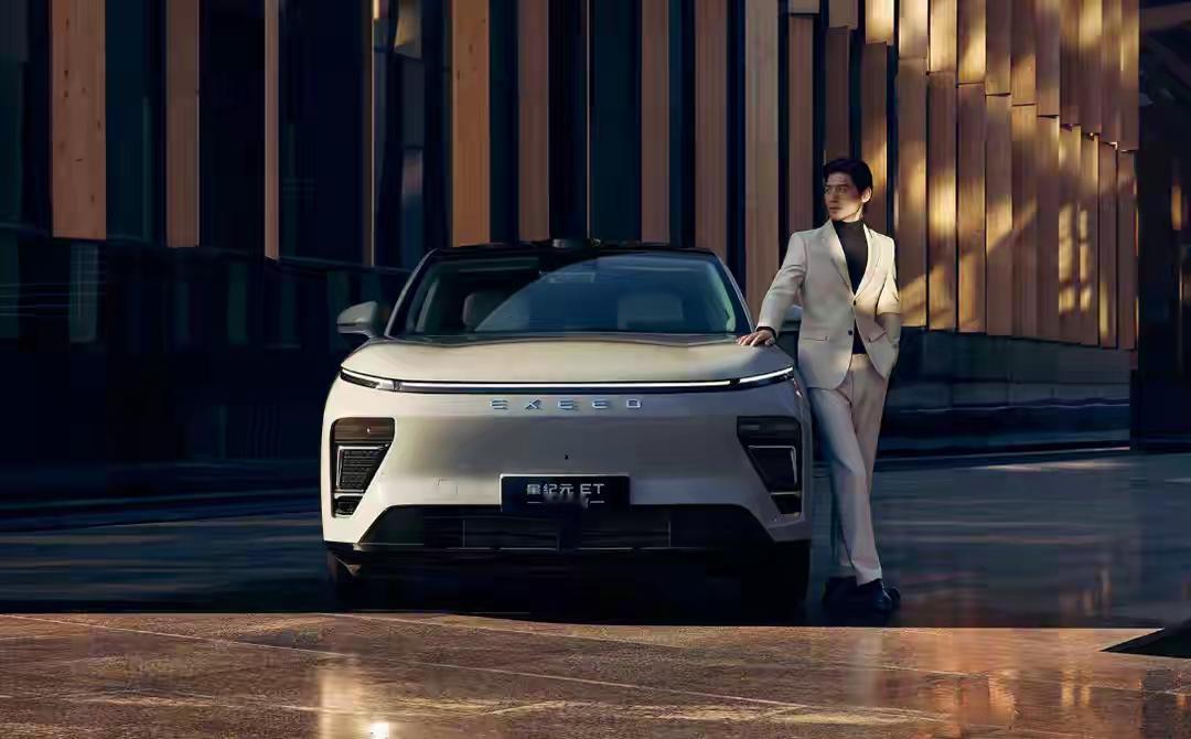 一个有胆敢想，一个有谋敢干，沙特再邀中国，签下超万亿大单让西方眼酸。“头顶一块布