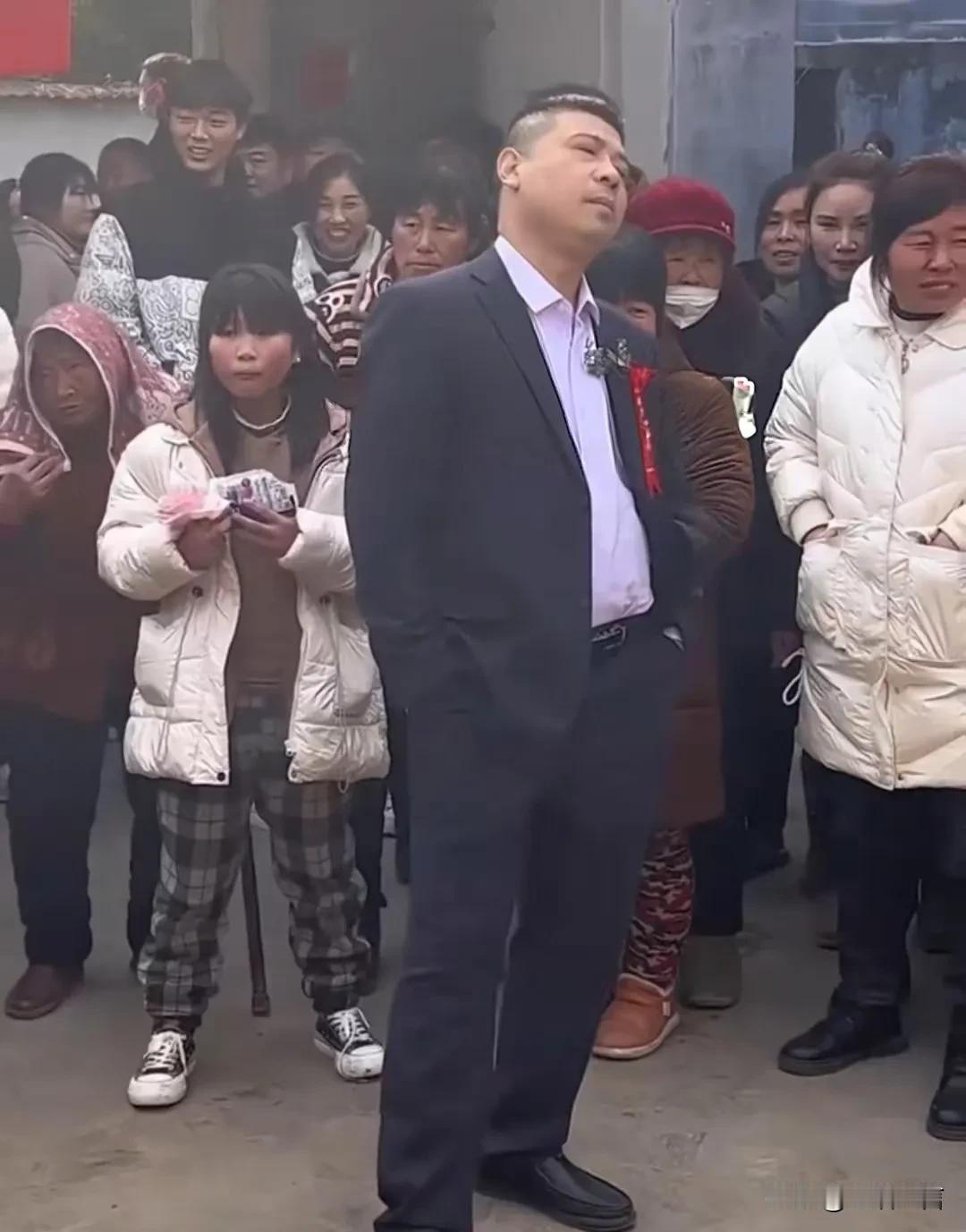 婚礼全程摆臭脸！山东新郎当众嫌弃五旬新娘山东一场婚礼引发热议。四十岁新郎身