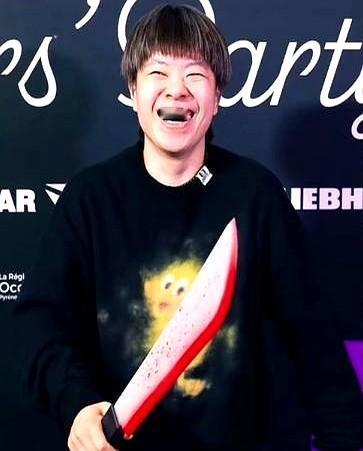 大迪举刀那一刻，全网炸了。他把塑料砍刀扛在肩上，黑色斗篷拖到地，赛场上的狠劲