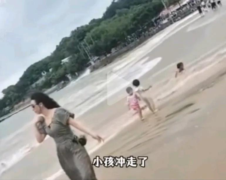妈妈只顾自己拍照，却没发现自己孩子被海浪卷走，几年前北京一母亲在黄岛海边玩手机俩