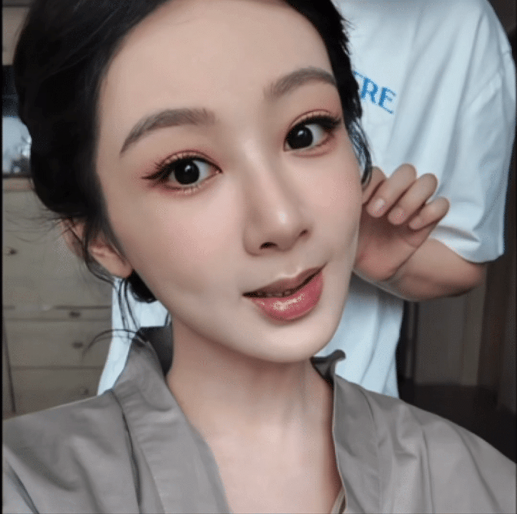 杨紫发型后面是蝴蝶结杨紫又给粉丝开窗哈哈哈我们家杨紫真好大家早上好给大家送表情