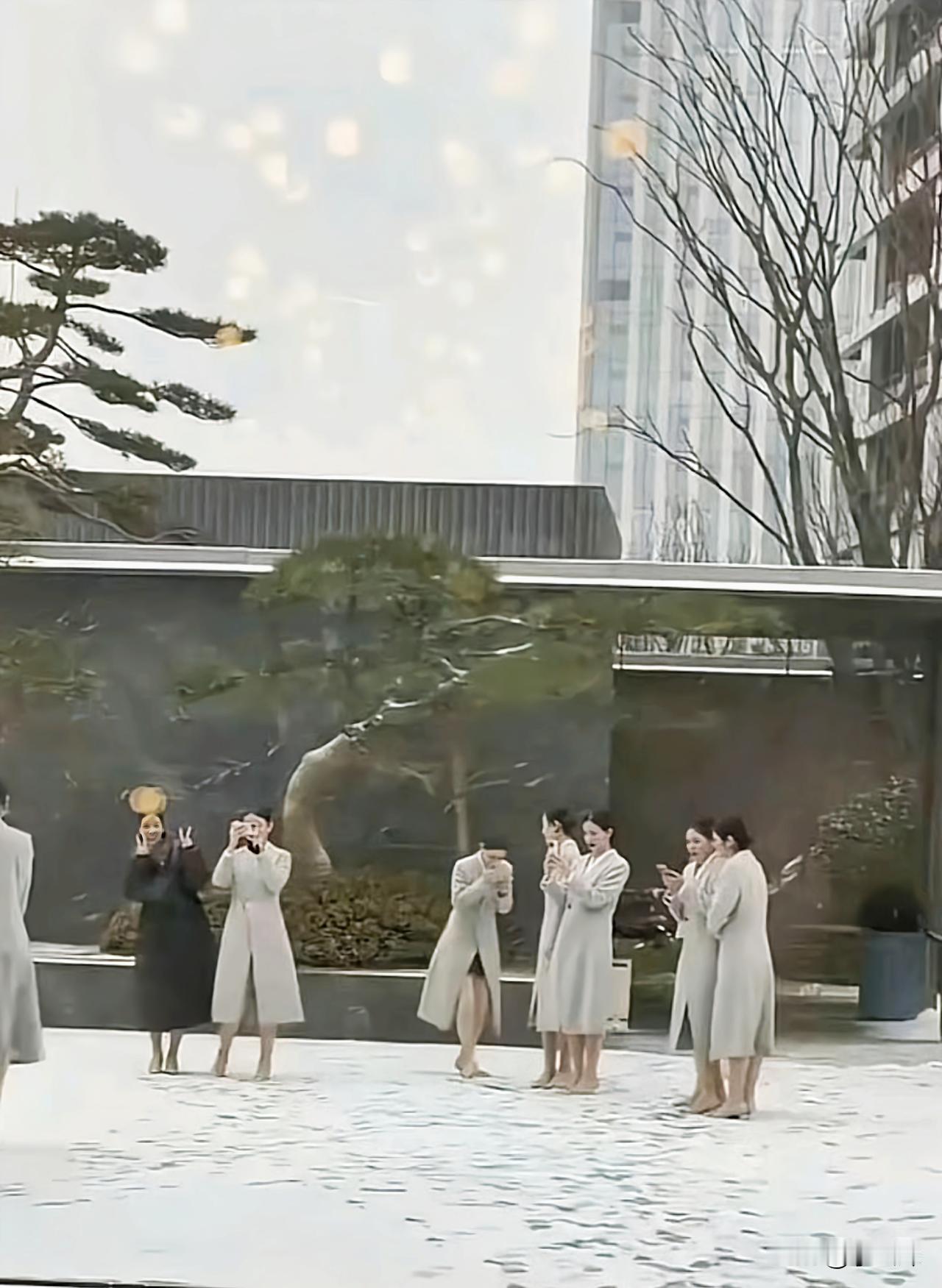 物业他们穿这么少，不冷么？