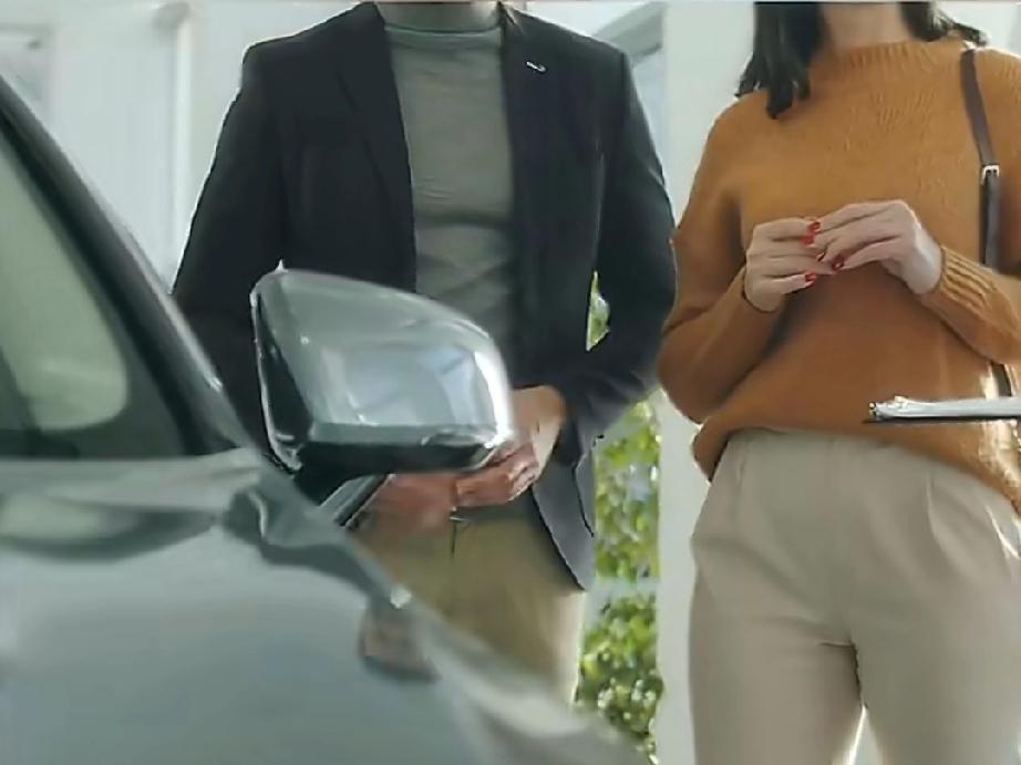 花21万买新车，翻开车机相册傻眼！4S店：失误，只送保养。山西车主陈女士最