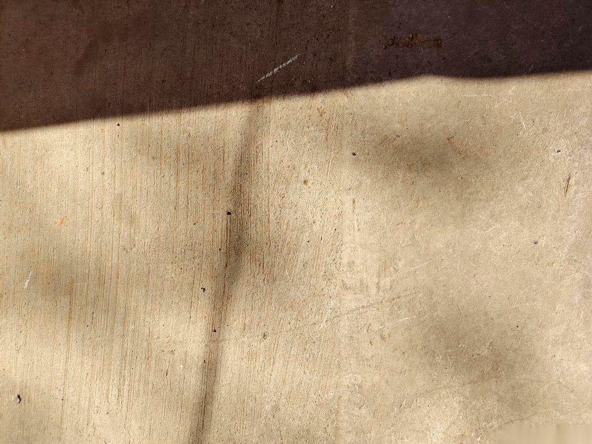 哥们儿干IT的，前几年我们聚会，他是绝对的C位。今年再见，话都少了，抿了口酒，