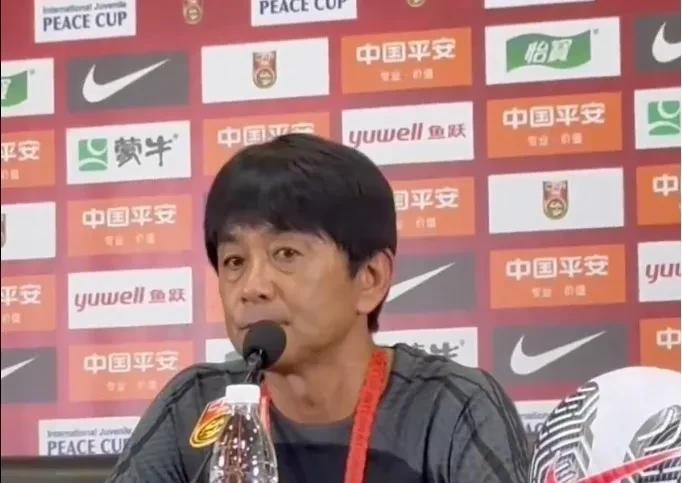还是日籍主教练浮嶋敏懂球！在赛后的新闻发布会上，浮嶋敏力挺空门不进的弟子帅惟浩。