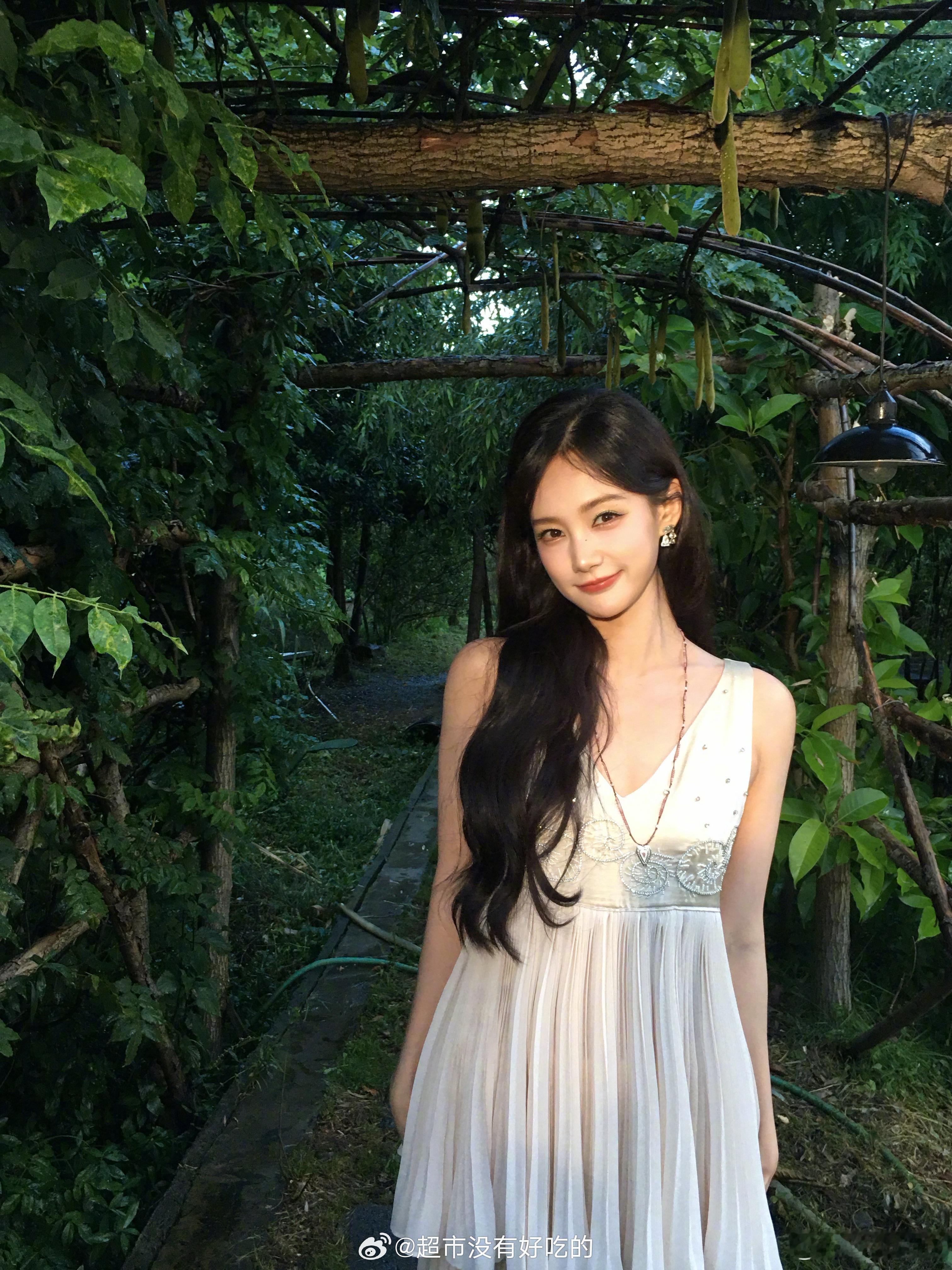 李一桐营业，自在松弛的田园少女好有氧气感多多日常营业，拍的好有氛围感，太美了李一