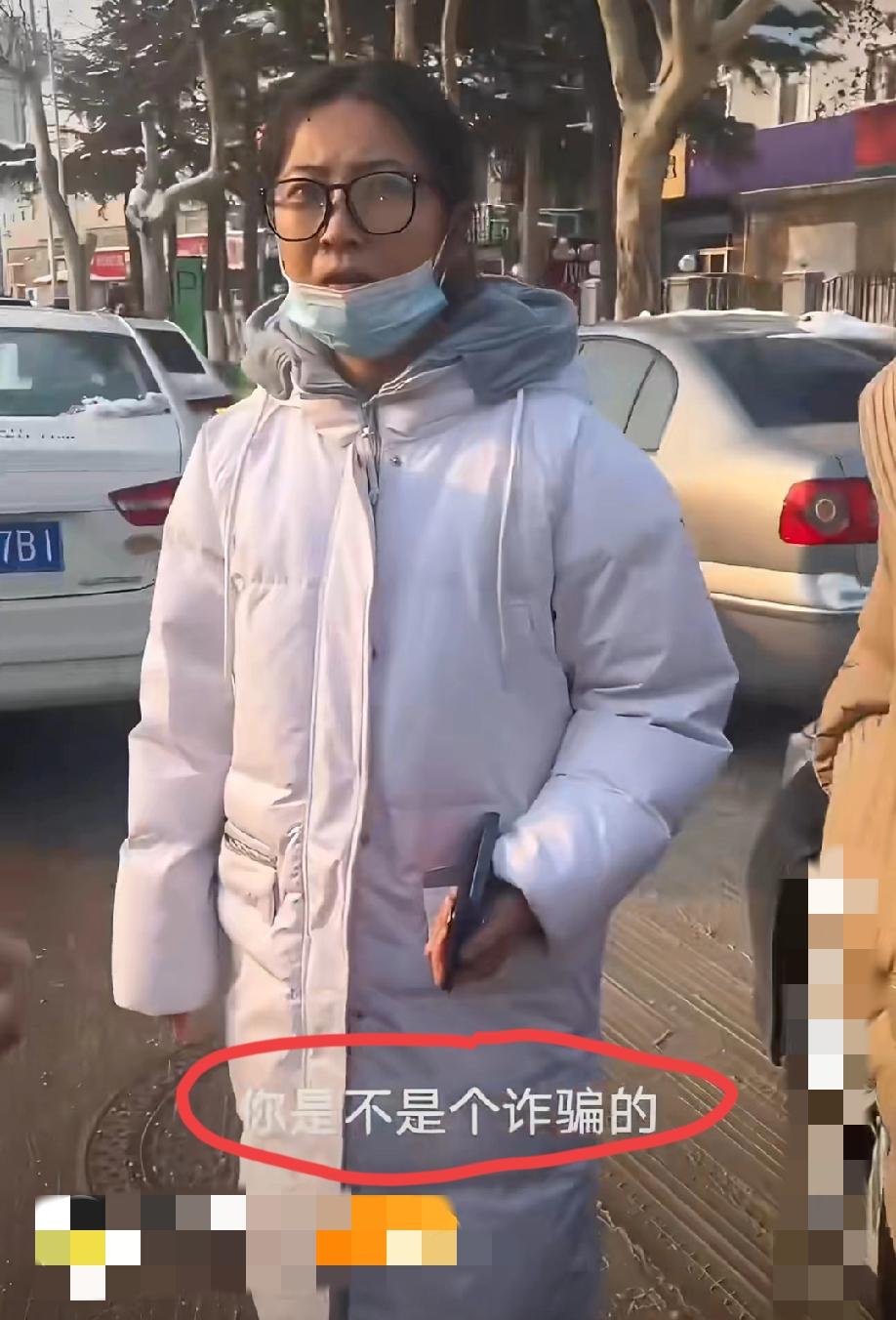 山东某地，女司机强行变道与正常行驶车辆发生碰撞，反过来指责对方车主：“你是不是骗