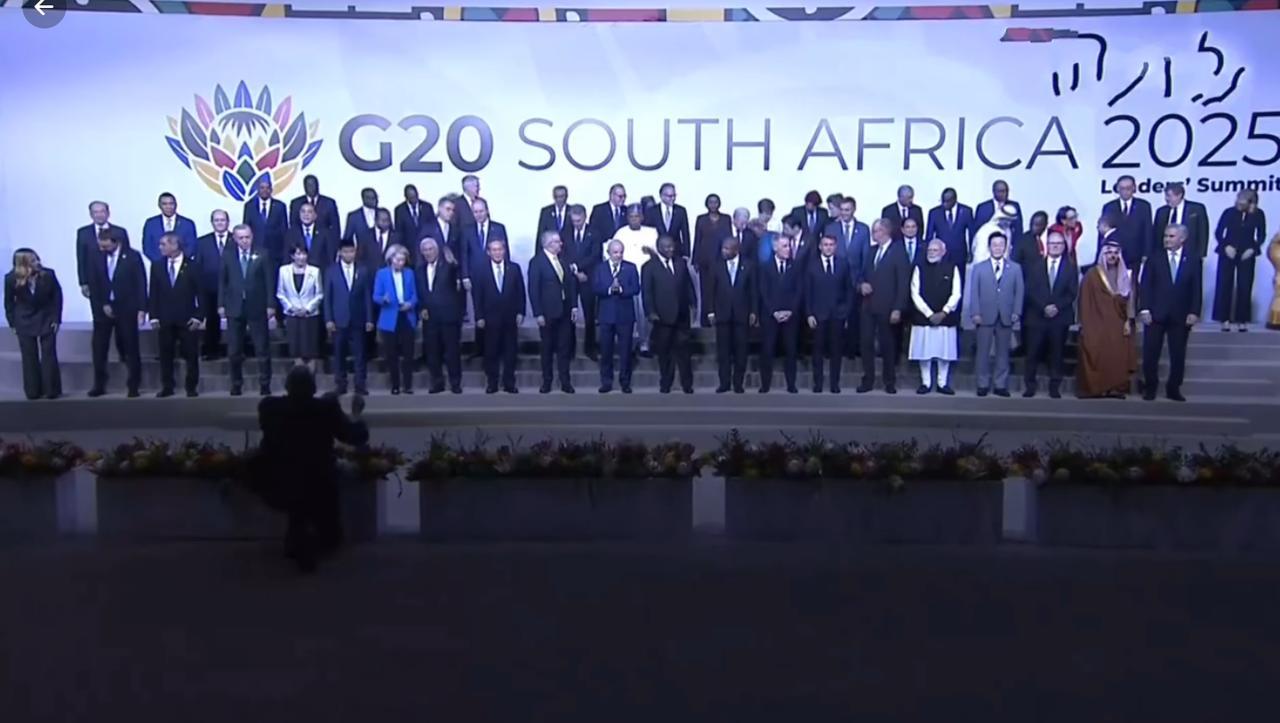 意大利女总理拍南非G20大合影，估计是不满意站位安排，别人鼓掌她站着不动，脸上也