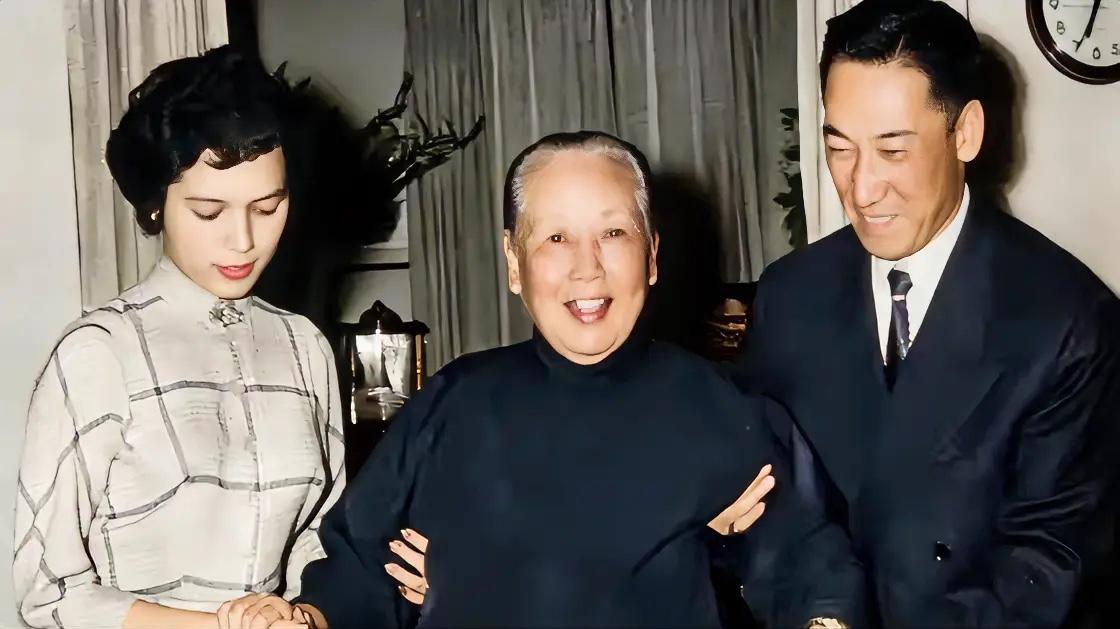 60年代，蒋纬国与夫人邱爱伦搀扶着晚年的养母姚冶诚的留影，姚冶诚曾是老蒋侧室，一