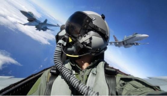 美国飞行员集体懵了！美军侦察机在南海转悠时，迎面而来的中国战机总不是传说中的隐