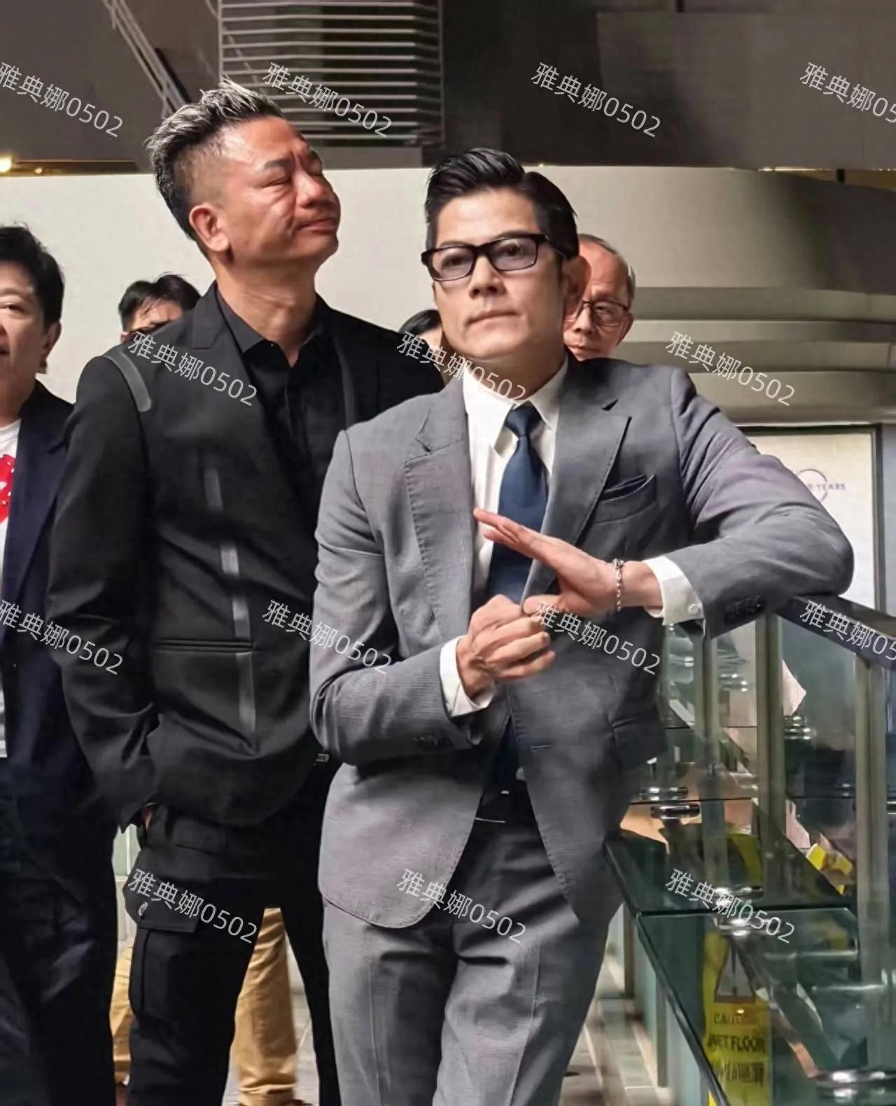 郭富城，赛马爱好者，今日虽无家人陪伴，但仍兴奋出席赛马活动。其精心打扮后依旧帅气