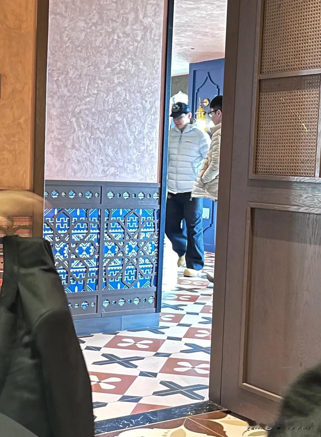 网友吃饭碰到李晨和范丞丞了！！这是什么情况？一名网友中午在酒店盛宴吃饭，突然