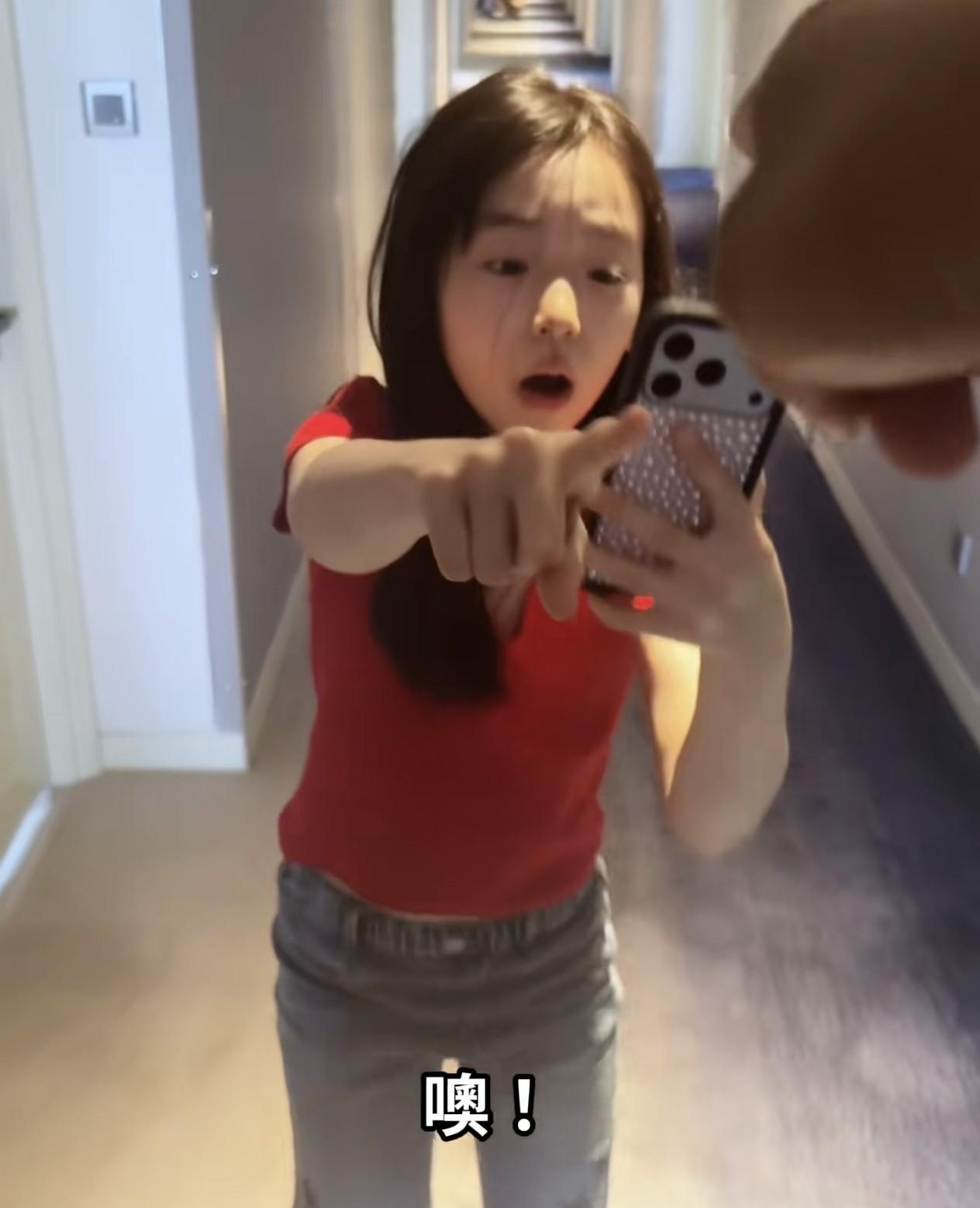 高云翔和女儿终于团聚，小酒窝满脸笑意根本藏不住，父女俩毫无生疏感