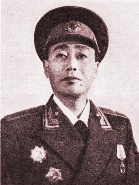 1956年，乡下的嫂子进城找开国少将刘其人，一见面就指了身后怯生生的小女孩，说：